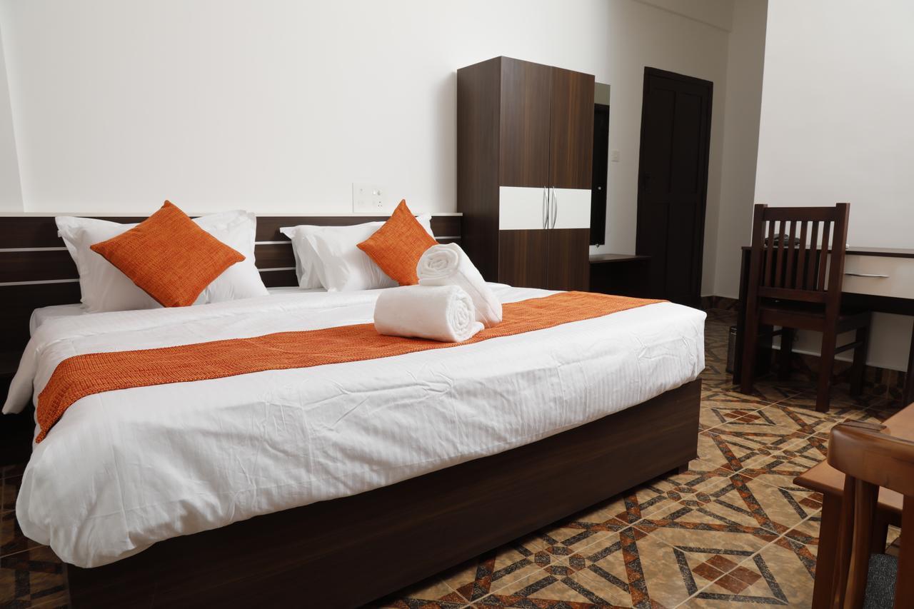 Puthens Clifton Inn Коттаям Екстер'єр фото